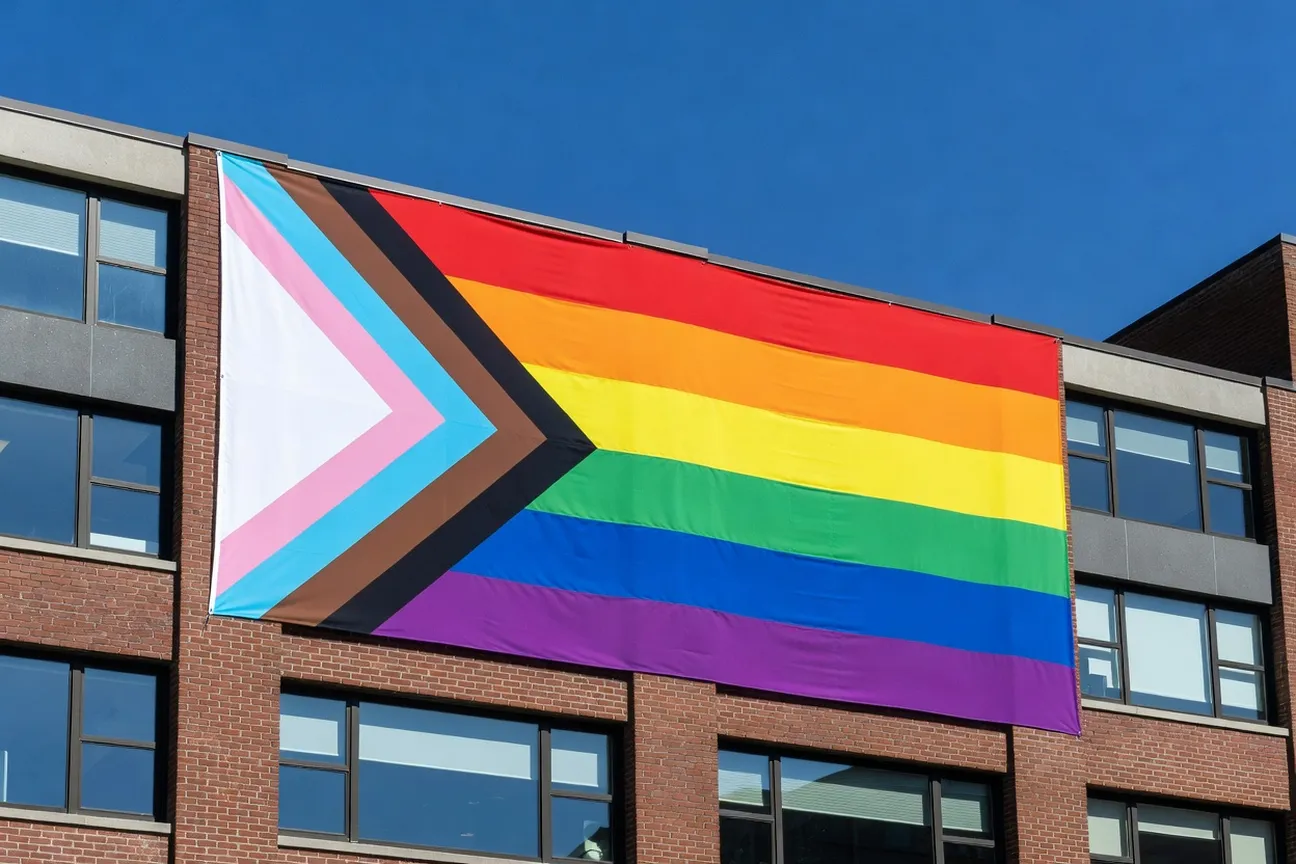 Drapeau Progress Pride Flag ondeado durante una manifestación por los derechos LGBTQ+